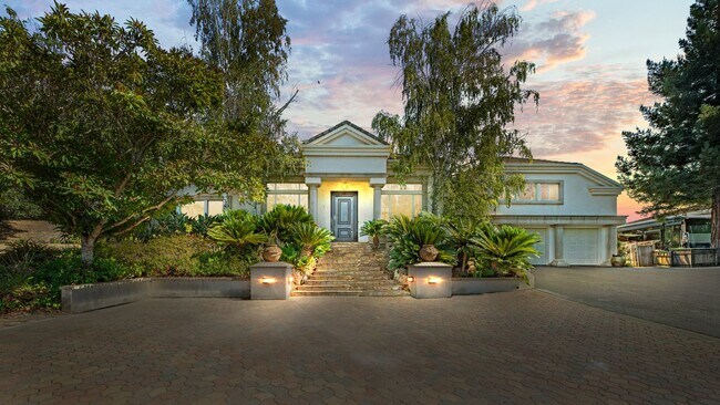 Foto del edificio - Hilltop Estate in Green Valley-Fully Furni...