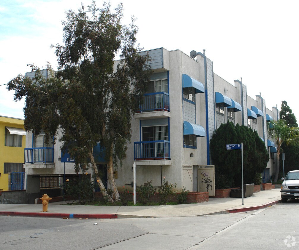 Foto del edificio - 11228 Huston St