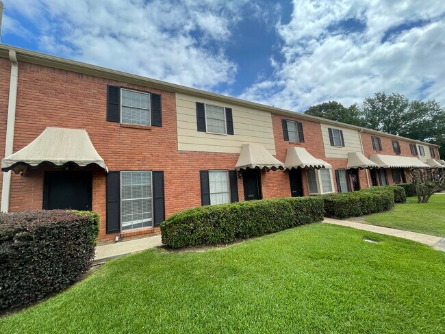 Building Photo - 114 E Amherst Dr