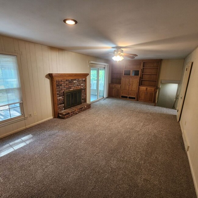 Building Photo - Spacious 3 bedroom, 2.5 bathroom, 2 car ga...
