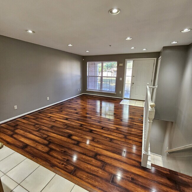 Building Photo - 2 Bed, 2 Bath Townhouse w/Granite Countert...