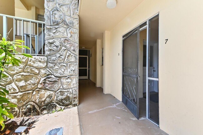 Building Photo - 10789 N Military Trl