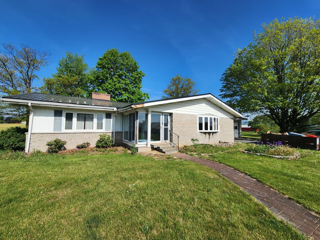 Primary Photo - 4787 Lincoln Way West