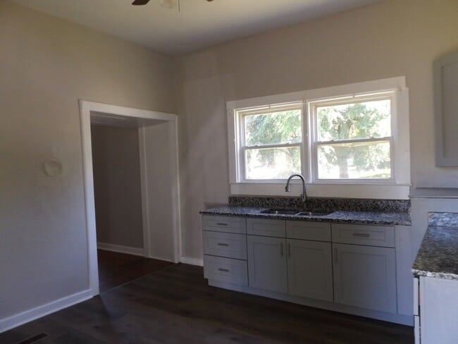 Building Photo - 116 Aikman Ave