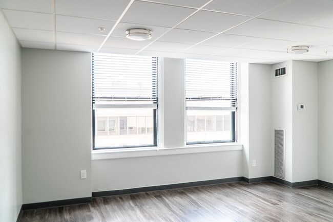 Interior Photo - Park Plaza on the Grid