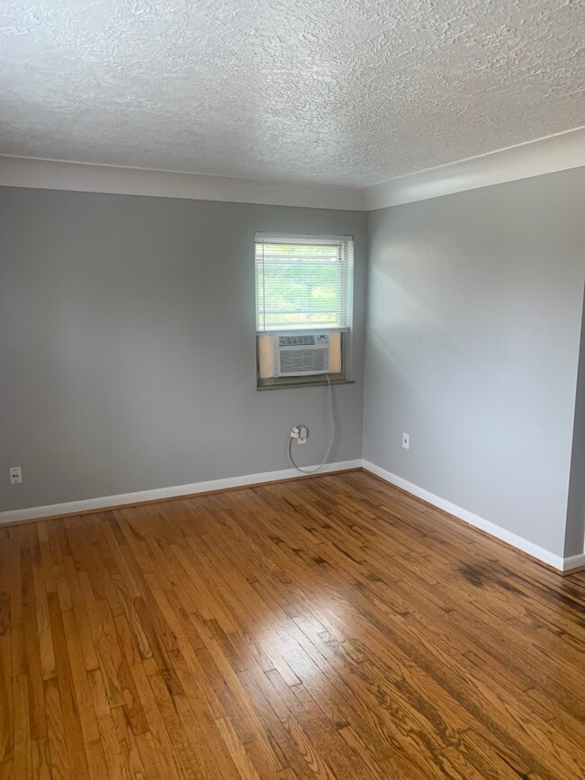 Building Photo - 524 S Grand Ave