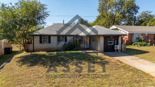 Building Photo - 4 bedroom 1 bathroom home in Midwest City!