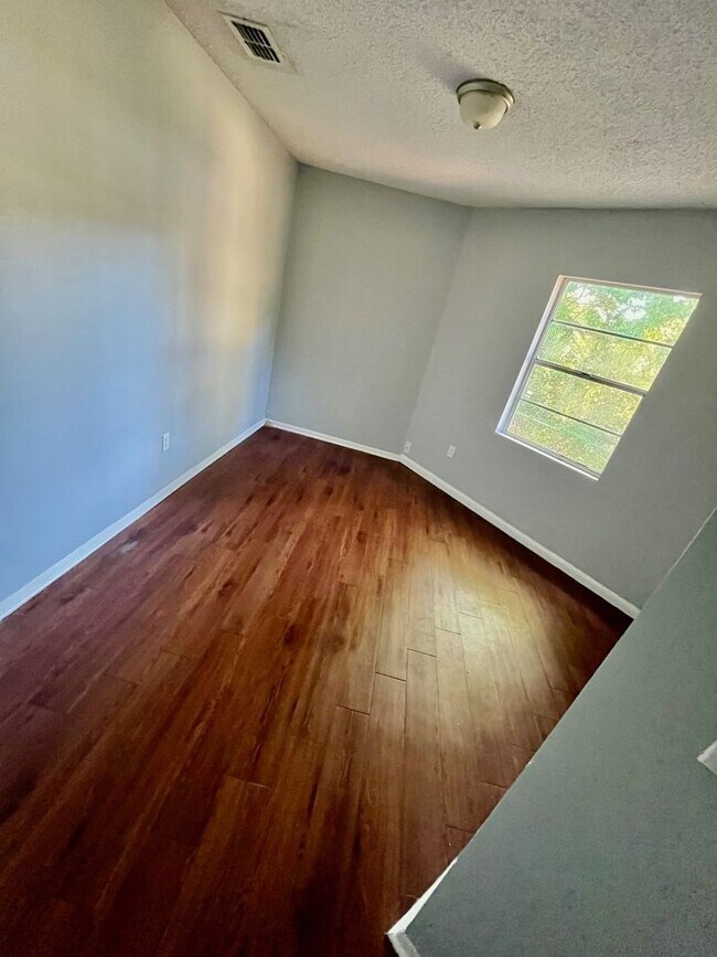 Foto del edificio - Spacious 2BR/1BA Conveniently Located Lakeland Duplex!