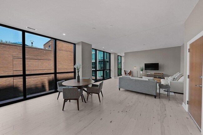 Foto del edificio - 250 W Spring St