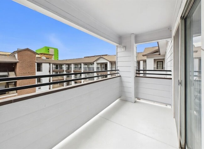 Building Photo - 501 W 26th St