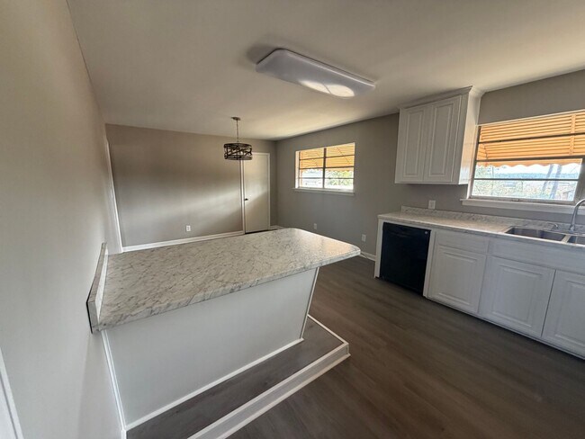 Building Photo - 3 Bed 1.5 Bath Brick House