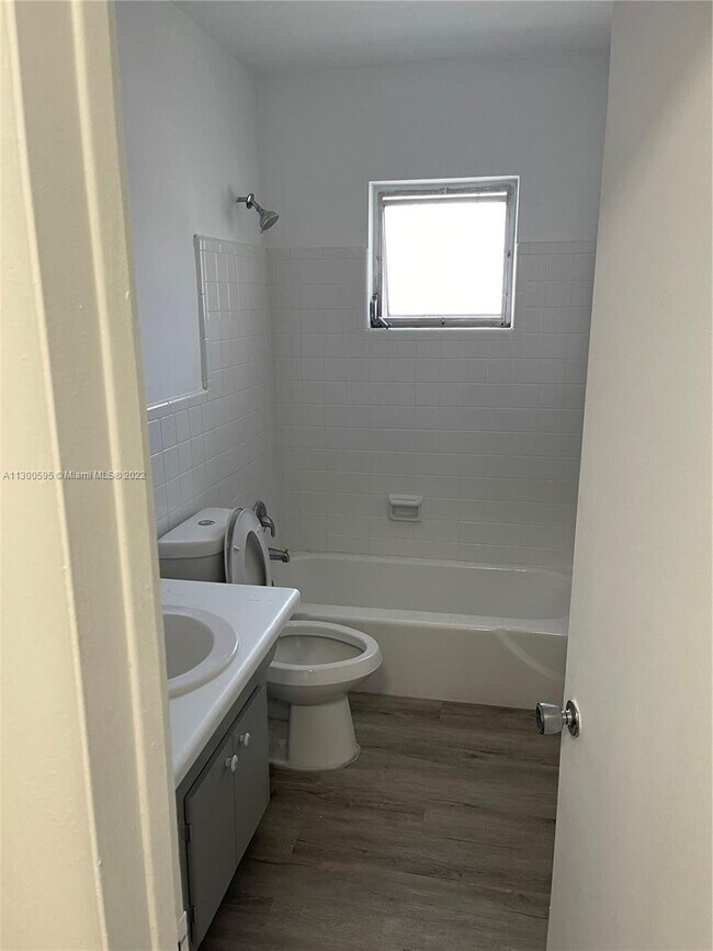 1030 NE 7th Ave Unit 14 photo'