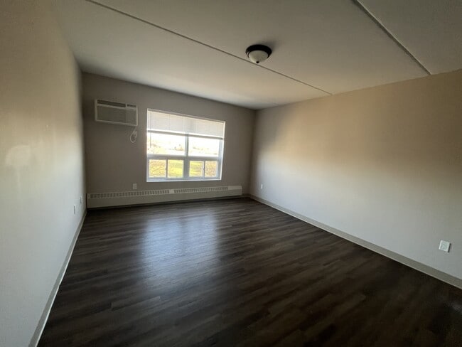 Building Photo - Old Oak Place