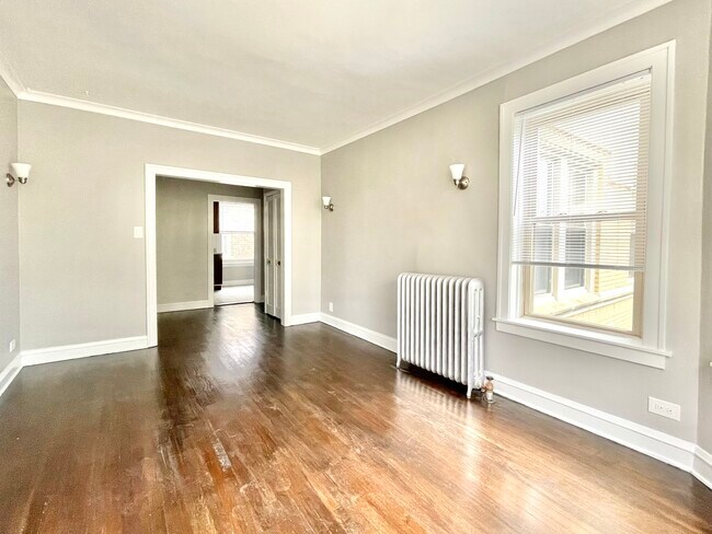 Building Photo - 2200 W Rosemont Ave