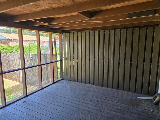 Foto del edificio - Bright 2BR/2BA Home with Garage