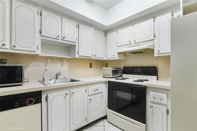 Building Photo - Spacious one bed one bath with pool!