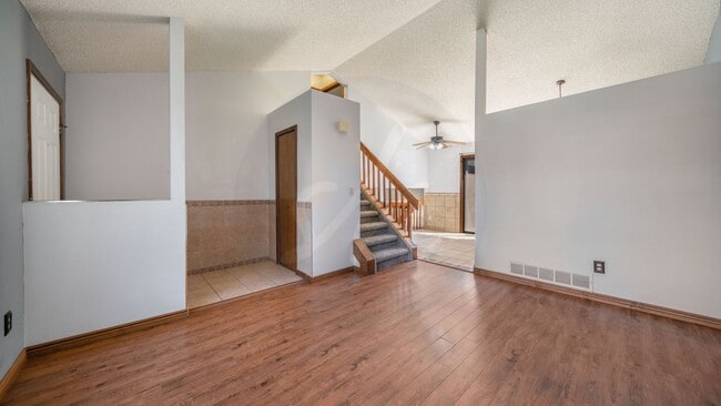 Building Photo - End unit 3 bedroom townhome near Ute Valle...