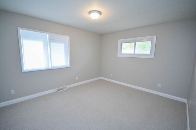 Building Photo - Gorgeous NE Rochester home with TONS of sp...