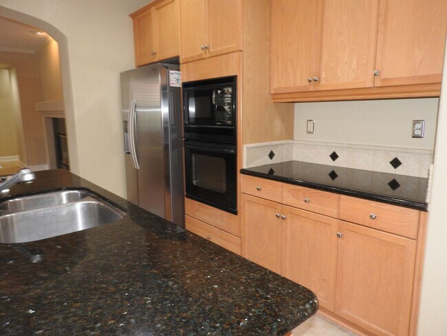 Building Photo - Beautiful Home in Serrano
