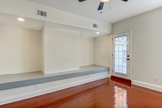 Foto del edificio - 303 W Henry St