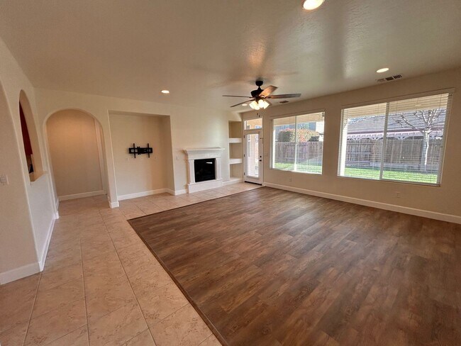 Building Photo - Beautiful home for rent in Visalia