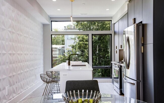 Foto del edificio - Modern 2BR/2.5BA with Private Rooftop Deck | Rebuilt 2021 | Prime NW DC Location