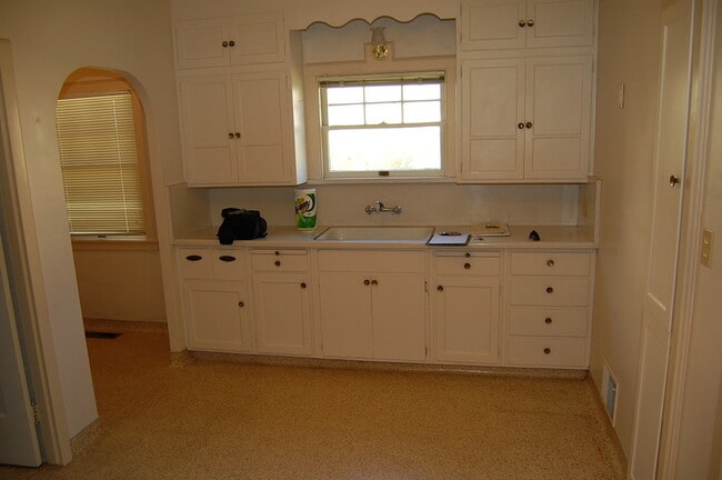 Building Photo - 31 Elm St