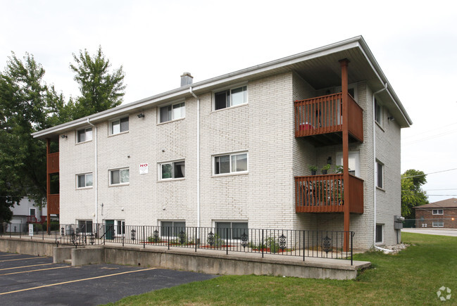 Building Photo - Meade Court Apartments