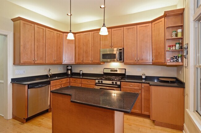 Building Photo - 3352 N Kenmore Ave