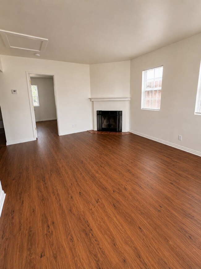 Foto del edificio - Sherman Oaks 2BD w/ Private Backyard, In-Unit W/D & Parking