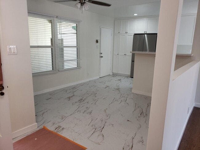 Building Photo - 302 N Ventura St