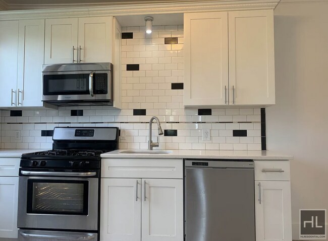 Building Photo - Huge renovated 3 bedroom apartment 24 STRE...