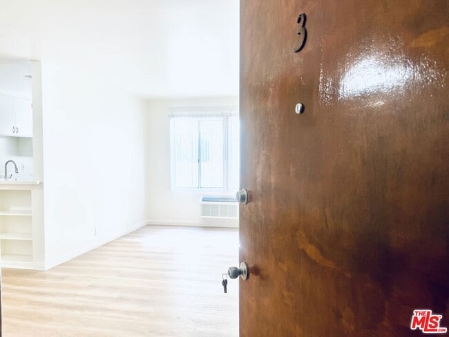 Building Photo - 758 N Hudson Ave