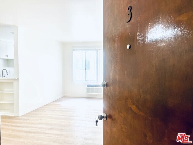 Foto del edificio - 758 N Hudson Ave