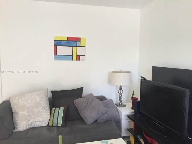 Foto del edificio - 3052 SW 27th Ave