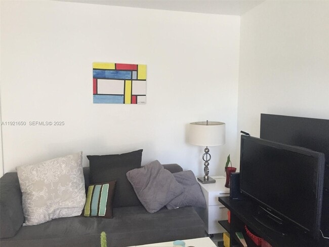 Building Photo - 3052 SW 27th Ave