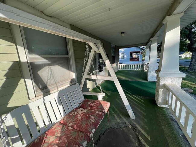 Building Photo - 206 Watts Ave