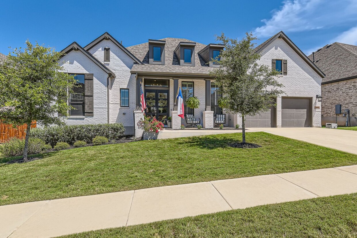 Primary Photo - Available Now: Gorgeous 4 Bed/3.5 Bath wit...