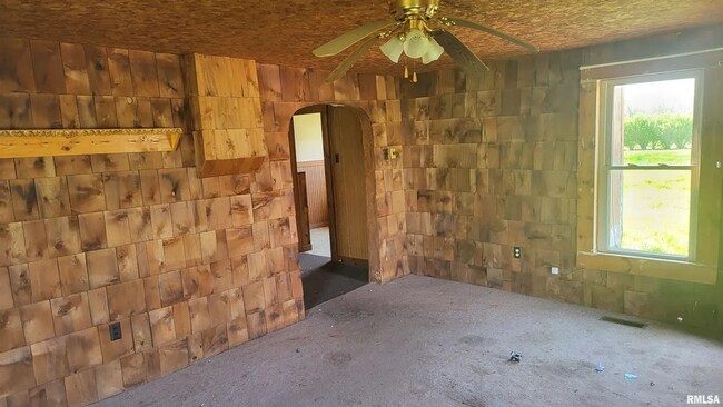 Foto del edificio - RICHVIEW, IL - Wood Sided Bungalow with garden shed, new roof and minutes to I-64  - $499 MONTH /...