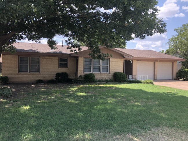 Foto del edificio - 3 bed, 2 living, 2 bath, 2 car garage