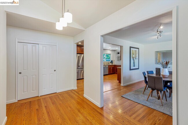 Building Photo - 243 Sandringham Dr N