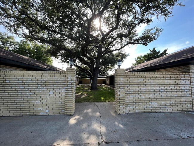 Building Photo - 914 Avenue H