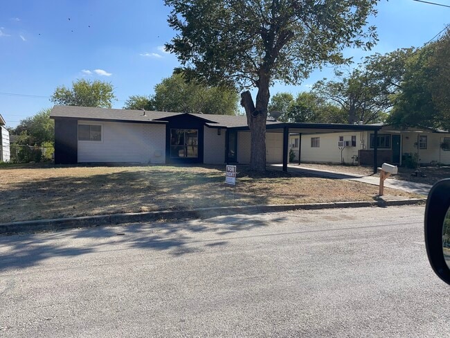 Photo - 410 W Lindbergh Blvd House