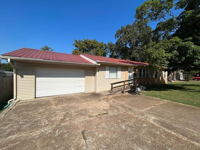 Building Photo - 2/2.5 Brick Home in the Heart of Batesville