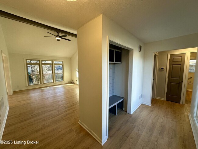 Foto del edificio - 8806 Tranquil Valley Ln