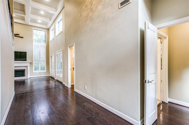 Building Photo - 306 Sugar Berry Cir