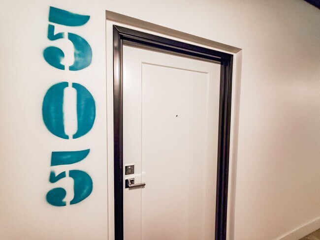 Foto del edificio - Industrial Studio Apartment near Downtown!