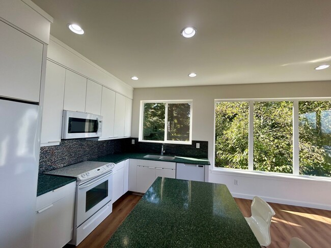 Building Photo - 8761 Semiahmoo Dr