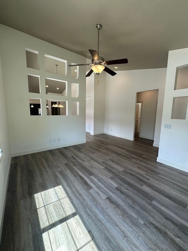 Foto del edificio - 3 Bedroom 2 Bath Home, New Paint, New LVP ...