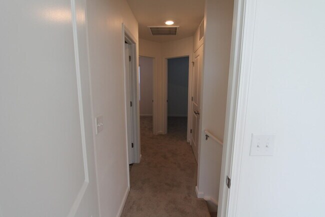 Building Photo - Dorsett Townhomes- 3BD/2.5 BATH Townhome A...